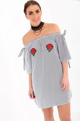Vestido de bardot de rayas bordadas de rosa