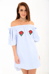 Vestido de bardot de rayas bordadas de rosa