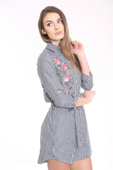 Gingham Controleer bloemen geborduurde shirtjurk