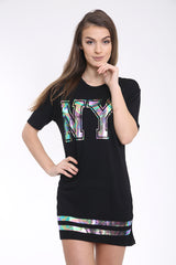 Mehrfarbige Folie NY bedruckt Longline T -Shirt -Kleid