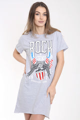 Rocklegenden bedruckte Laser -Long -Longline -T -Shirt -Kleid zurückgeschnitten
